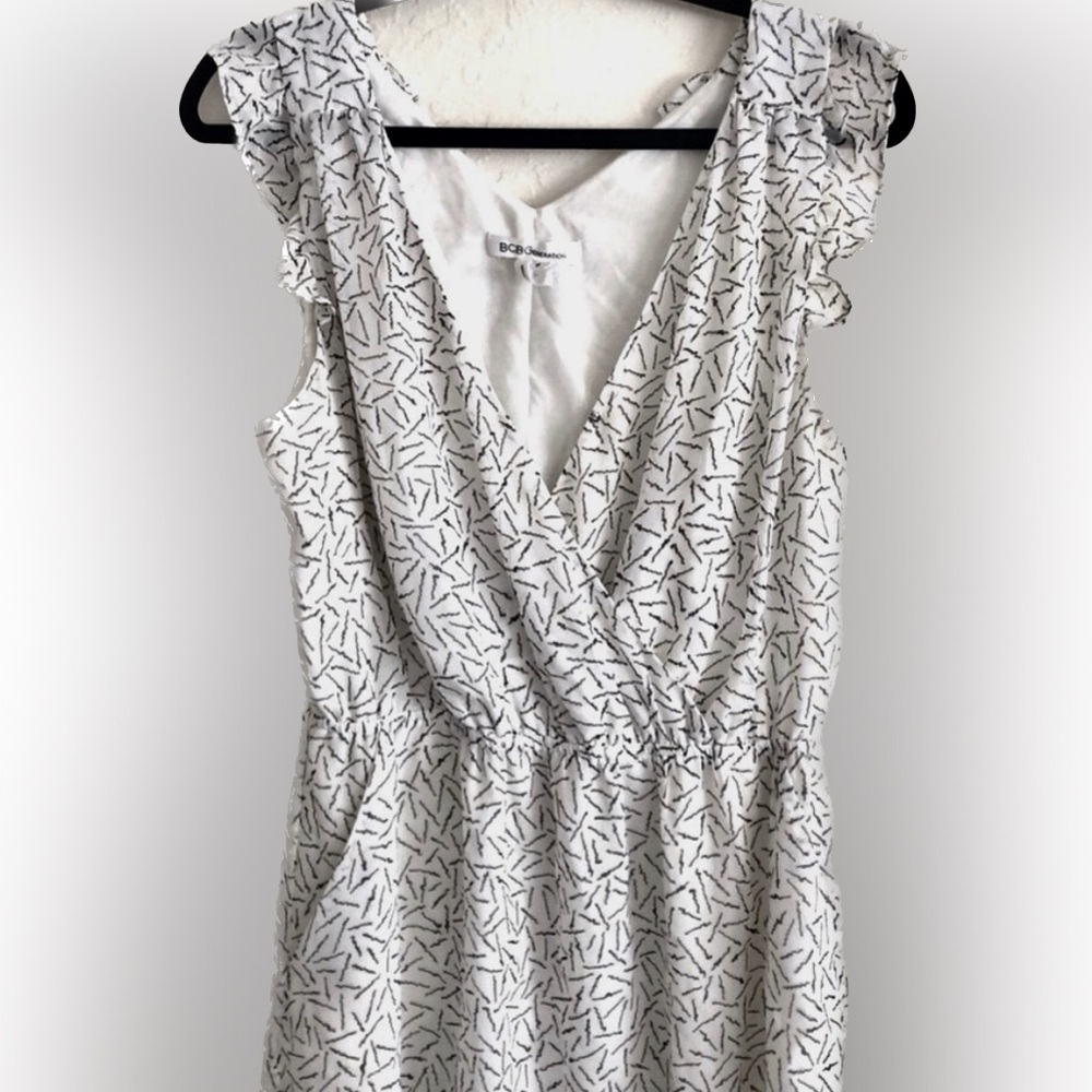 BCBGENERATION White w/ black abstract print dress